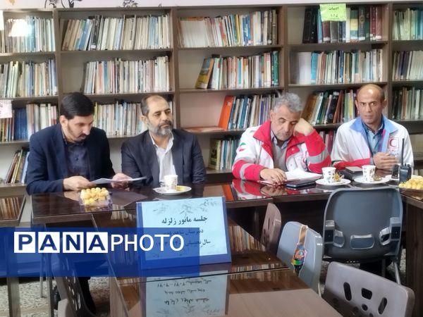 جلسه هماهنگی مانور زلزله در کتابخانه مدرسه غدیر یک قدس