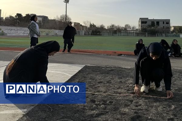 المپیاد ورزشی درون مدرسه‌ای به مناسبت گرامیداشت دهه فجر در آموزشگاه آرمینه مصلی نژاد شهرری
