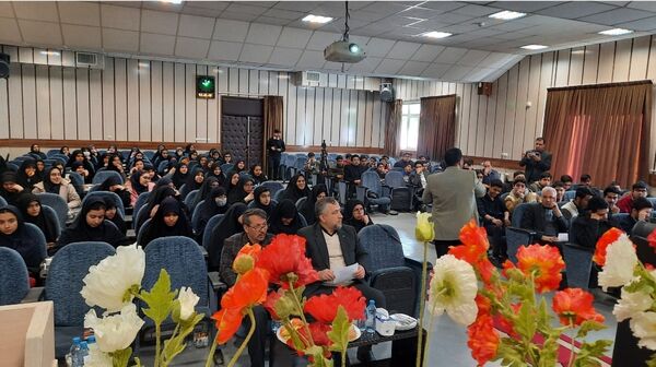 اولین نشست روسای تشکل‌های دانش‌آموزی مدارس سمپاد استان در دبیرستان فرزانگان ۲دوره دوم ناحیه۷ مشهد 
