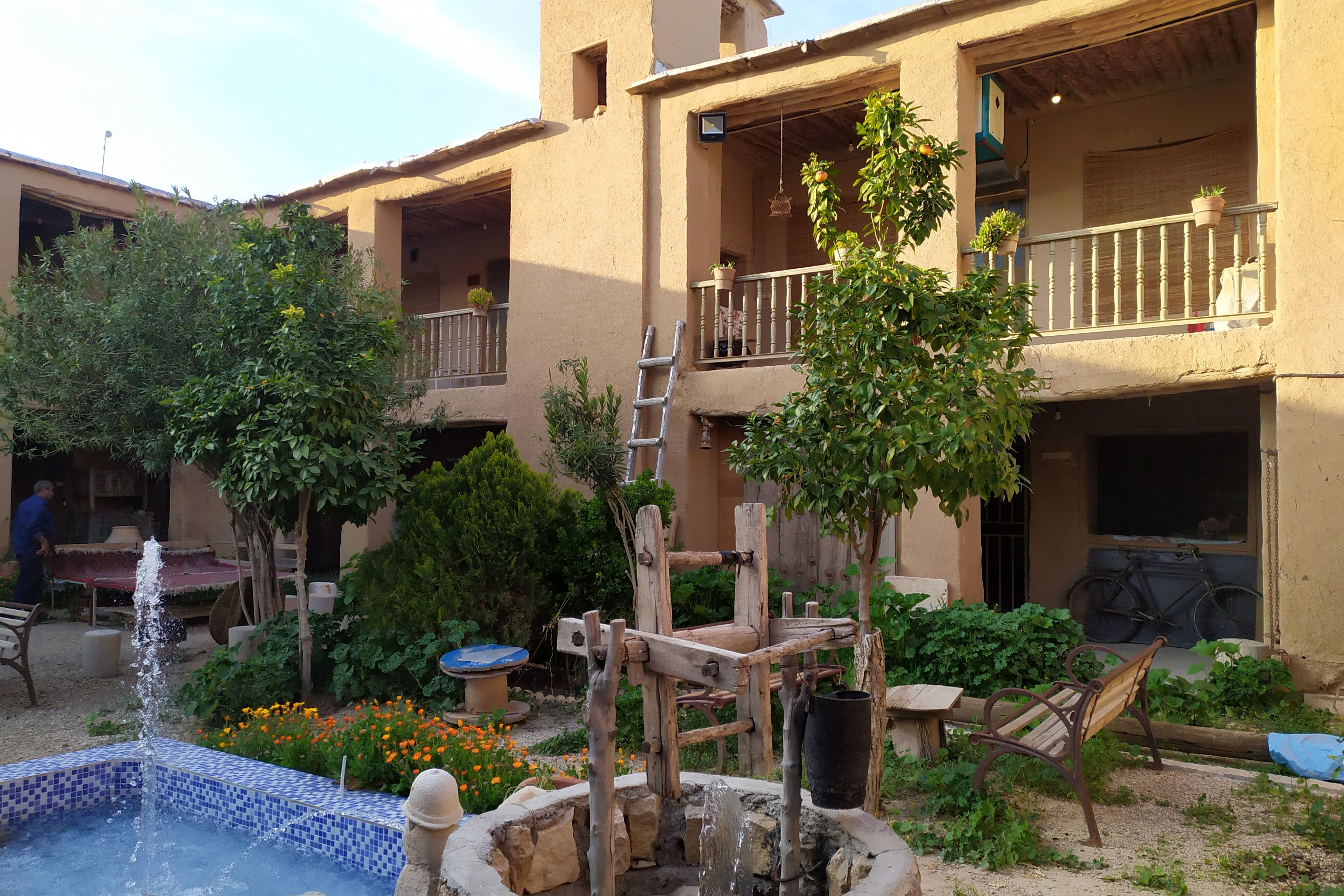 اقامتگاه  بوم‌گردی شهر لپویی -زرقان 