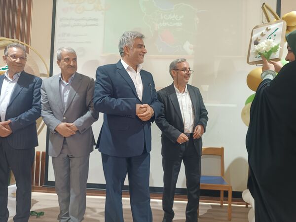 جشن عاطفه‌ها با تقسیم مهر و مهربانی در دبستان آرمینه مصلی نژاد 