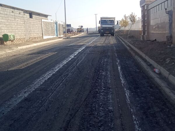 آغاز عملیات آسفالت ریزی در روستای درخت سنجد 