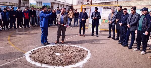جشن انقلاب و کلنگ زنی زمین چمن دبیرستان شاهد امام حسین (ع)