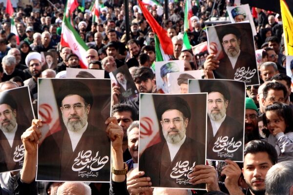 بیعت مردم دارالعباده شهر یزد با رهبر جدید انقلاب اسلامی ایران