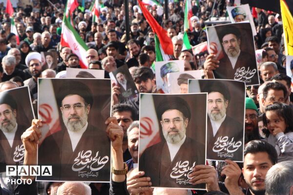 بیعت مردم دارالعباده شهر یزد با رهبر جدید انقلاب اسلامی ایران