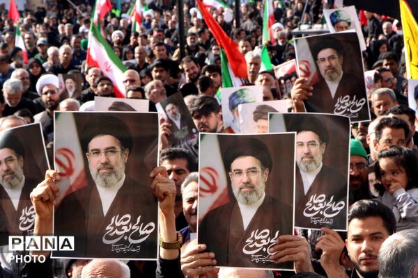 بیعت مردم دارالعباده شهر یزد با رهبر جدید انقلاب اسلامی ایران