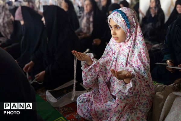 حضور پرشور فرهنگیان و دانش‌آموزان در مصلی نسیم شهر