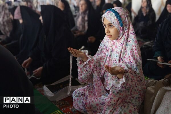 حضور پرشور فرهنگیان و دانش‌آموزان در مصلی نسیم شهر