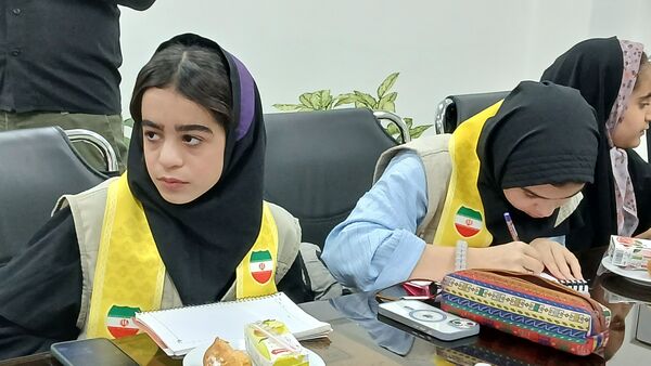 دیدار رئیس سازمان دانش‌آموزی و دانش‌آموزان پیشتاز و خبرنگاران پانا با رئیس سازمان تأمین اجتماعی محمودآباد 