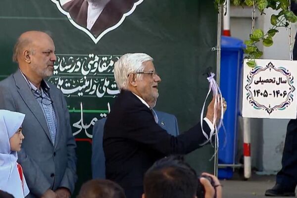 زنگ مهر در دبستان دخترانه شهید بهزادی منطقه ۲ تهران نواخته شد