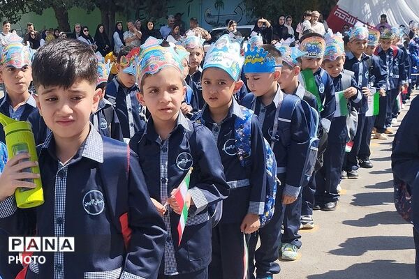 جشن شکوفه‌ها در مدرسه ۱۲ بهمن بهارستان دو