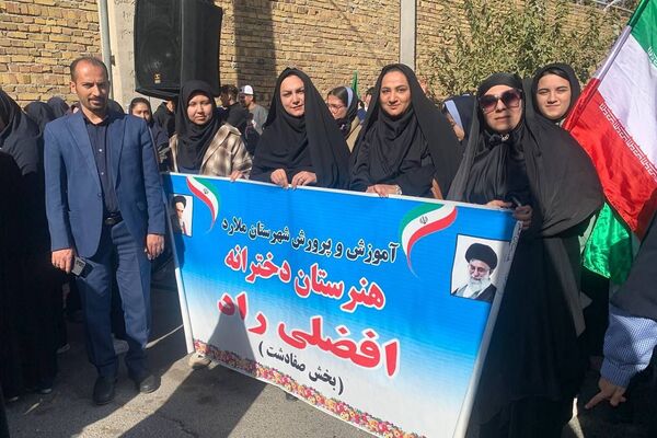 برگزاری راهپیمایی یوم الله ۱۳ آبان با حضور دانش‌آموزان و مسئولین در صفادشت 