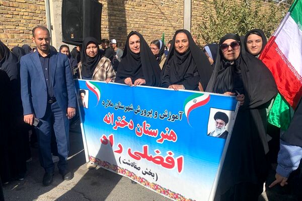 برگزاری راهپیمایی یوم الله ۱۳ آبان با حضور دانش‌آموزان و مسئولین در صفادشت 