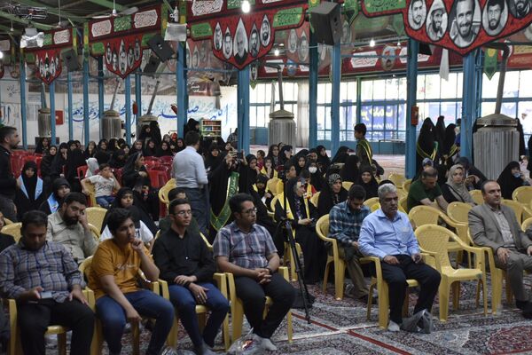 محفل دانش‌آموزان استان اصفهان در سوگ رحلت امام خمینی(ره) و شهدای خدمت