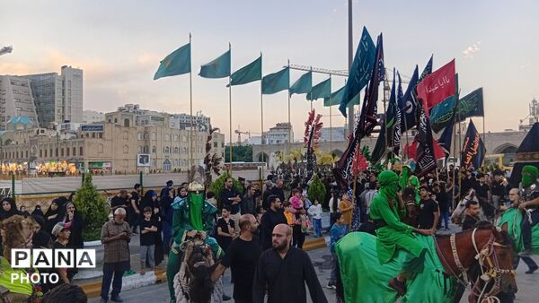 بیرق سیاه عزا در شب اول محرم بر گنبد ملکوتی امام هشتم برافراشته شد