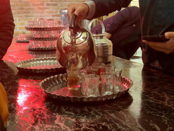 فعالیت چایخانه حضرت زهرا(س) نیشابور در هوای سرد زمستانی 