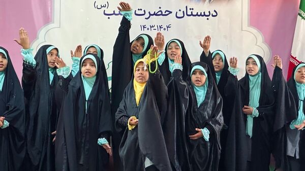 جشن عاطفه‌ها در دبستان حضرت زینب(س) شهر اراک