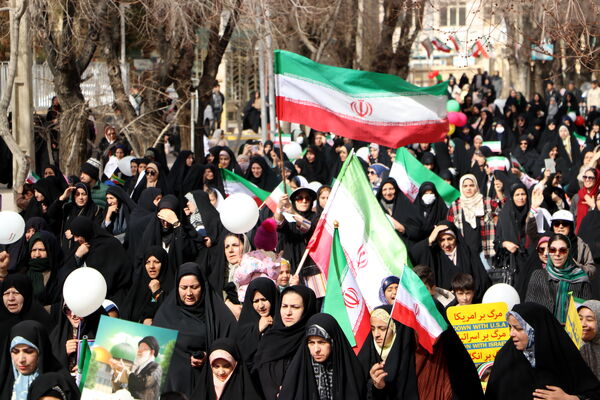 شکوه همبستگی مردم آباده در راهپیمایی ۲۲ بهمن