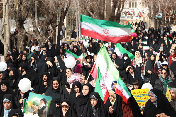 شکوه همبستگی مردم آباده در راهپیمایی ۲۲ بهمن