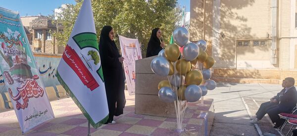 دانش‌آموزان دبیرستان نمونه فضیلت با شوروشوق به استقبال سال تحصیلی جدید رفتند