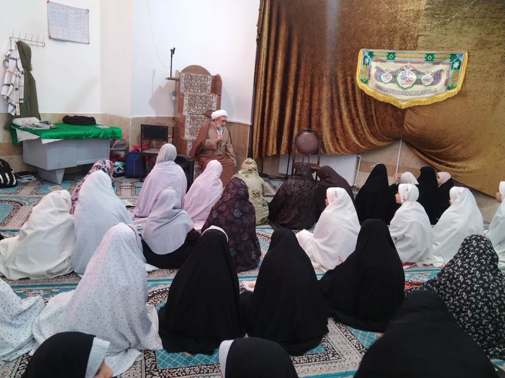 مراسم معنوی اعتکاف دانش‌آموزان دختر ابرکوهی در مسجد بقیه الله