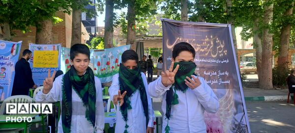 خروش جوانان در مصلی کرج با اجرای سرود و رجزخوانی  دانش‌آموزان در آیین پاسداشت میهن