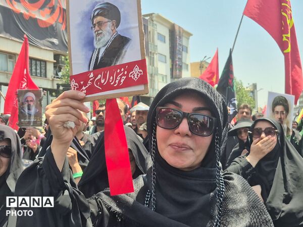 اشک یک ملت در بدرقه رهبر شهید