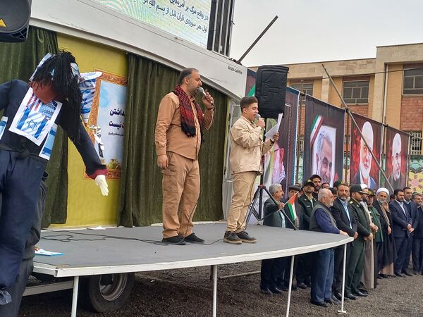 حضور دانش آموزان اسلامشهری در راهپیمایی ۱۳ آبان