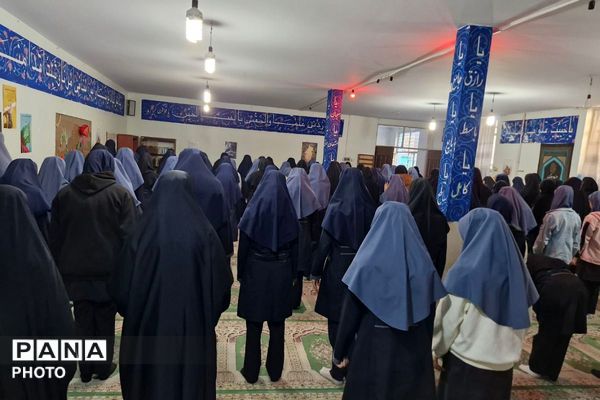  پیچیدن عطر نماز جماعت در مدرسه شهدای هسته‌ای قرچک