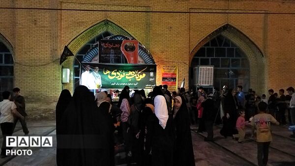 غرفه دهه نودی ها در هشتاد و پنجمین شب از اجتماعات مردمی حسینیه امام خمینی نیشابور 
