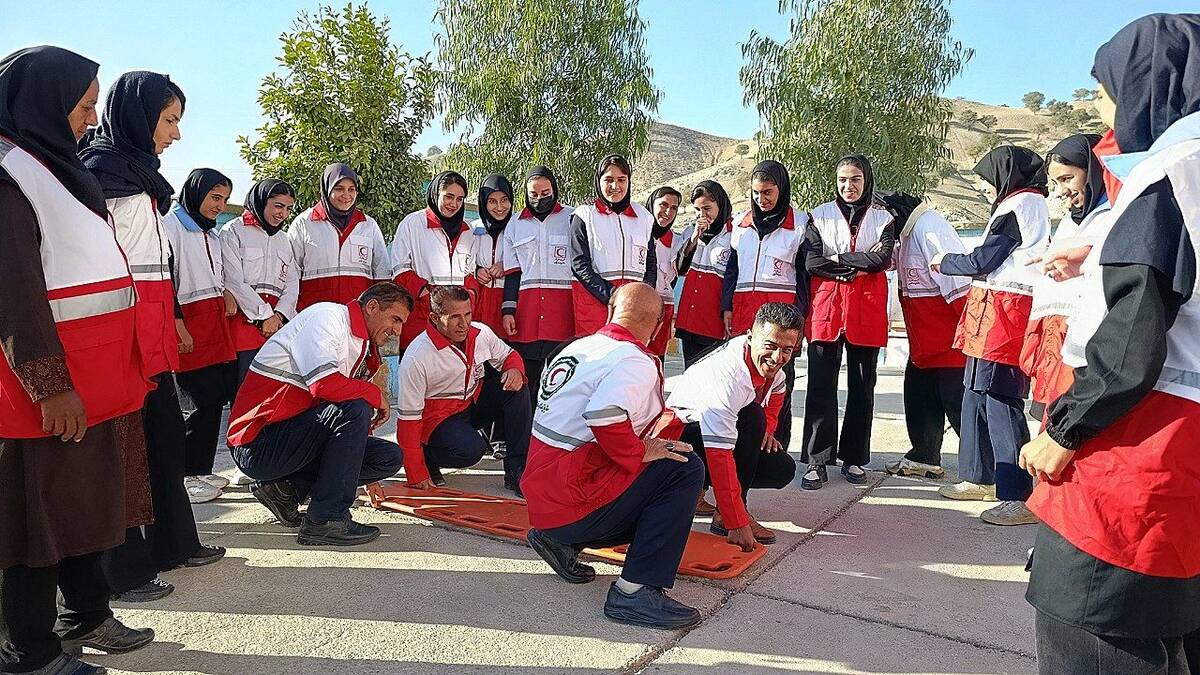 برگزاری مانور پدافند غیر عامل در دبیرستان الزهرا دیشموک 