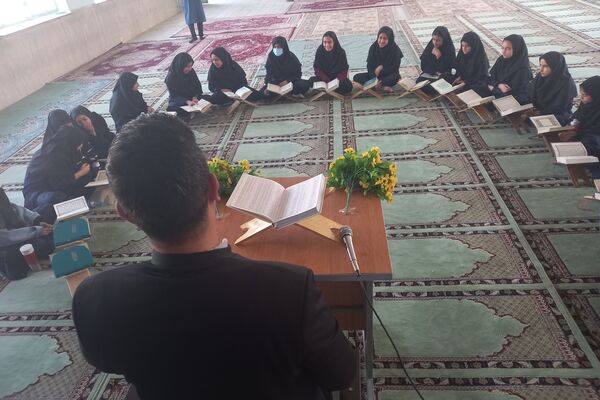 محفل انس با قرآن کریم در دبیرستان دخترانه شاهد فیض