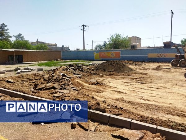 پیش رویی در ساخت چمن مصنوعی دبیرستان نمونه دانش کاشمر