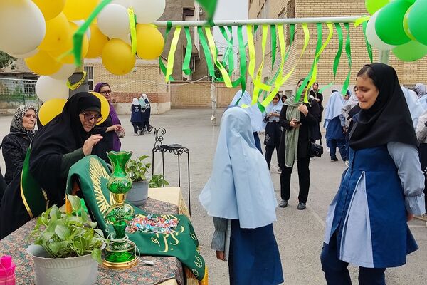 عطر حرم رضوی در رباط‌کریم پیچید؛ پرچم‌گردانی خادمان امام رضا (ع) در مدرسه شهید آقچه‌لو