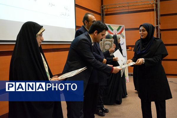 آیین تجلیل از برگزیدگان حوزه مشاوره و پیشگیری از آسیب‌های اجتماعی بهارستان‌دو