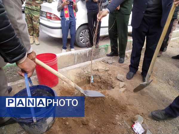 مراسم درخت کاری در مدرسه پویندگان فرهنگ شهرستان خلیل آباد 