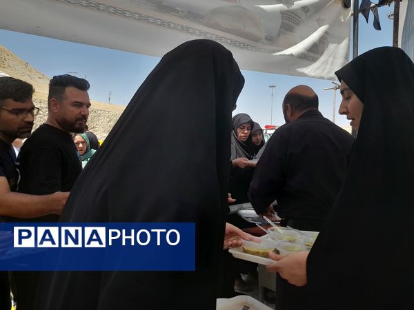 روز اربعین، در مواکب پل سیمره، خدمات‌رسانی به زائران حسینی همچنان ادامه دارد
