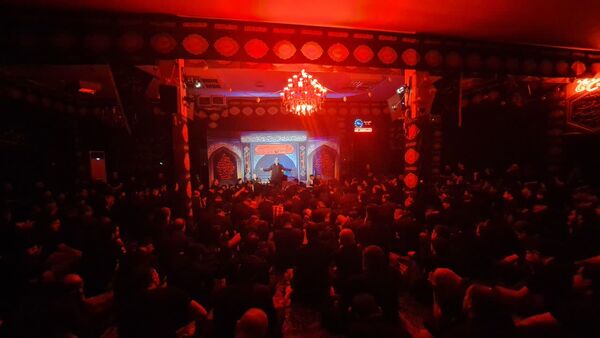 تجمع عظیم عاشقان در روز عاشورا به یاد امام حسین(ع)
