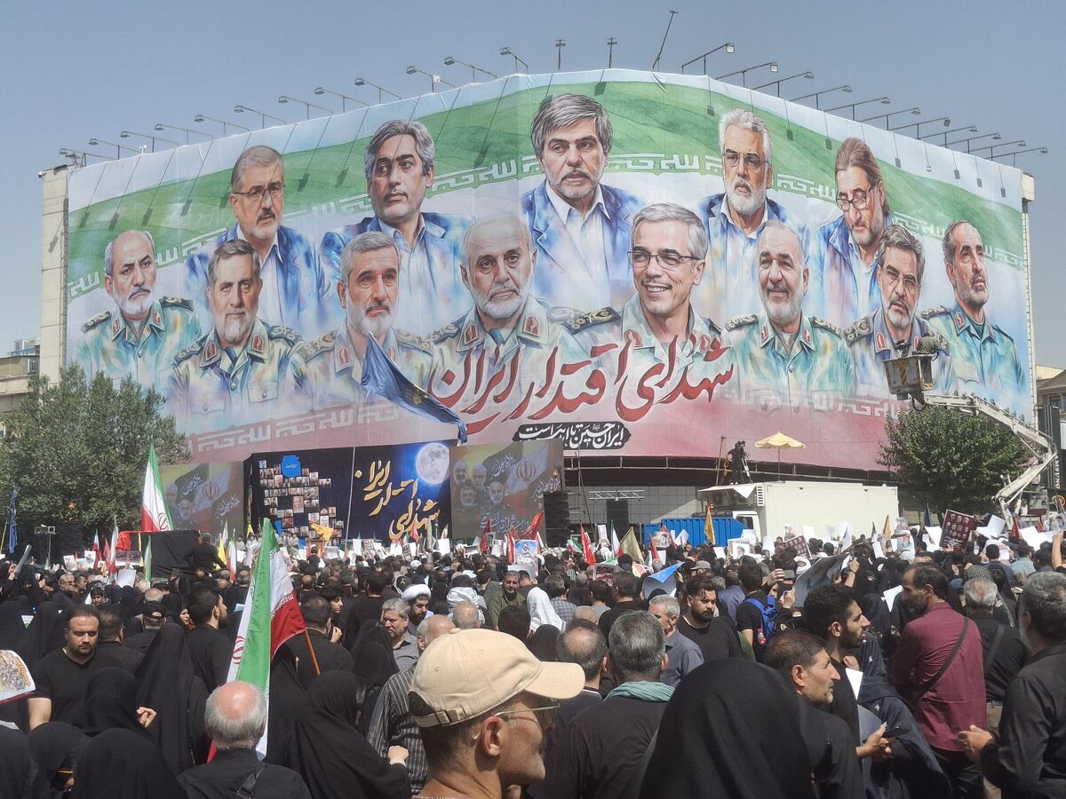 شهدا نور‌هایی خاموش نشدنی‌اند 