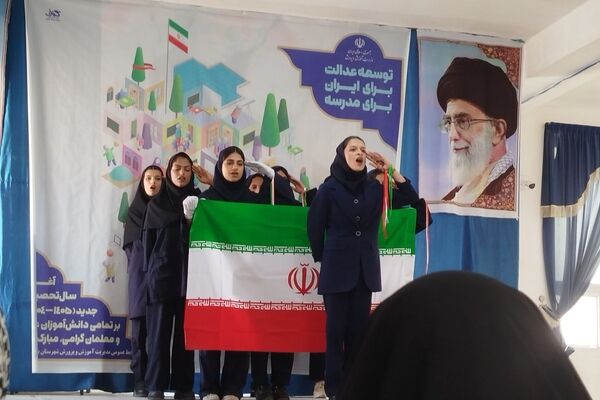 رقابت سرودهای مدرسه‌ای با هم‌صدایی دختران بندرلنگه