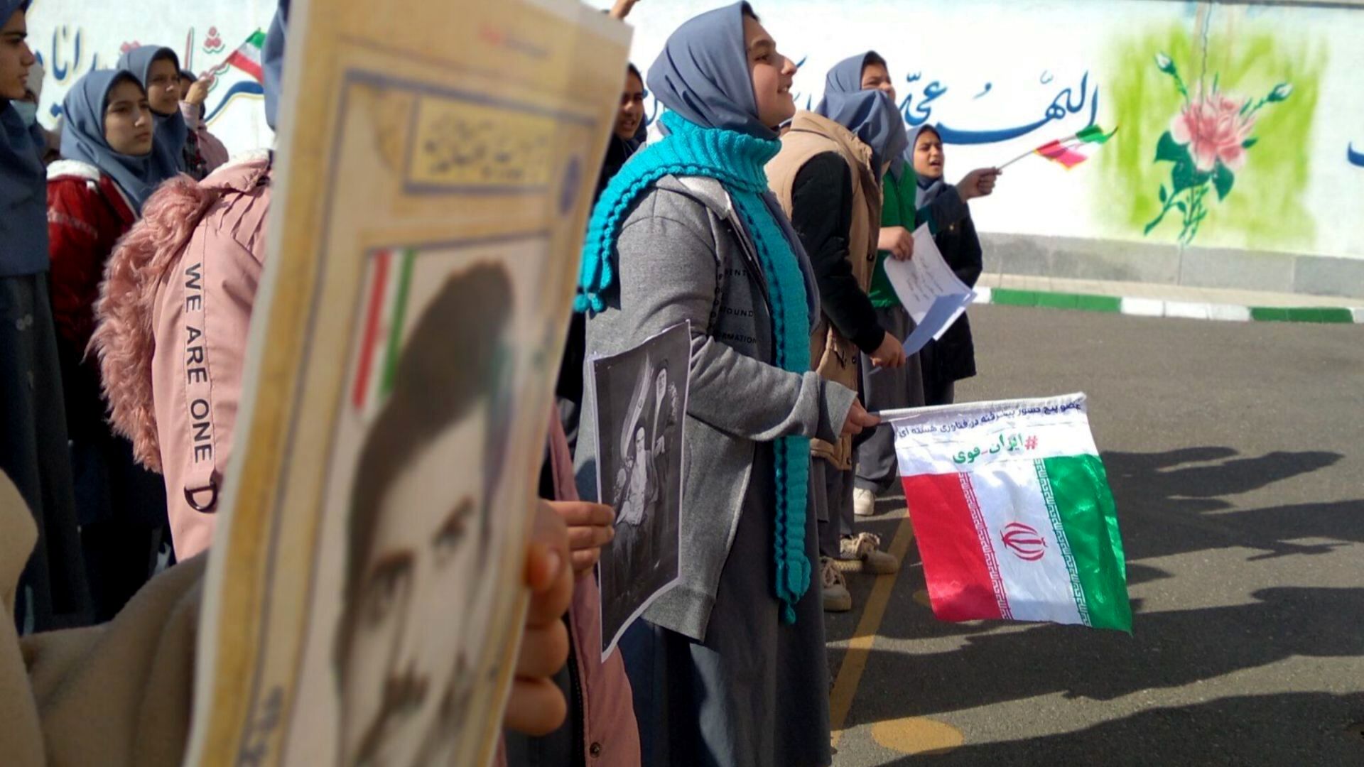 جلوه‌ای از همدلی و عشق به وطن در مدرسه والدین ۲ آناخاتون همزمان با زنگ انقلاب