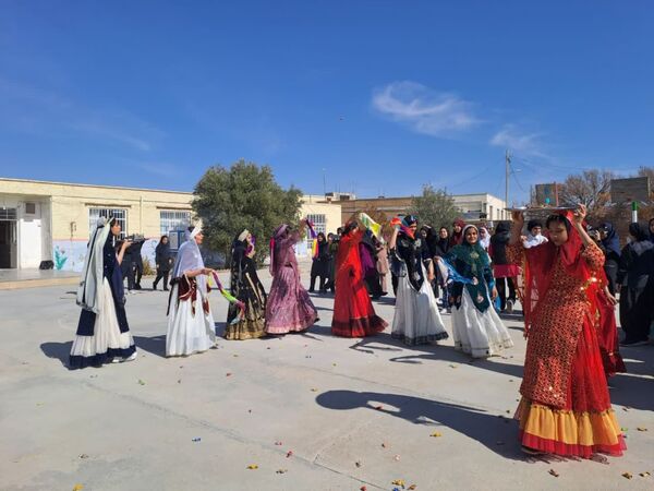 جشنواره بومی و محلی در دبیرستان سمیه شهرستان خاتم