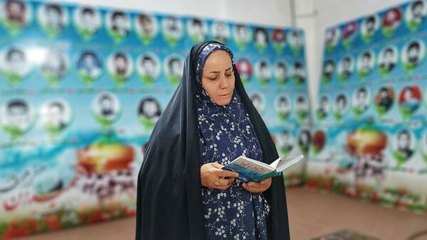 قرائت زیارت عاشورا توسط زائران مسجد جمکران در گلزار شهدای یاسوج