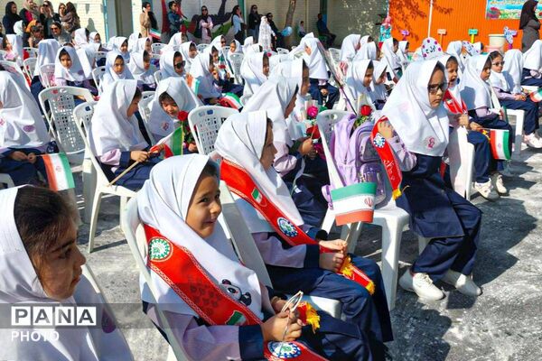 جشن شکوفه‌های کلاس اولی در دبستان فرهنگیان