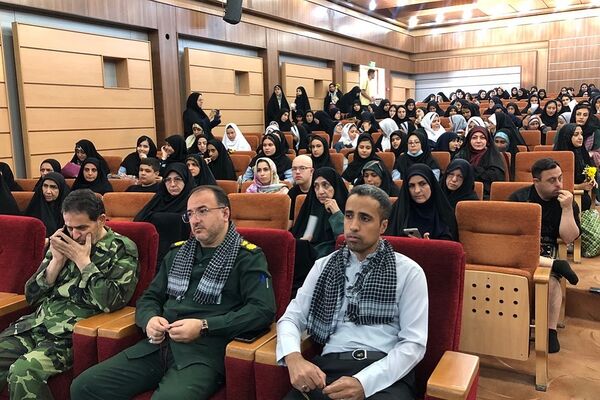 حضور دانش‌آموزان و مسئولان در یادواره شهدا دفاع مقدس ناحیه 2 شهرری 