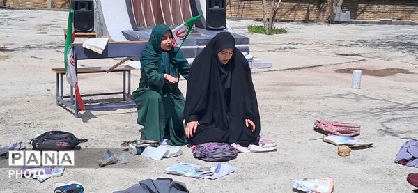 نمایش دانش‌آموزان دختر در سوگ شهدای میناب