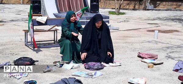نمایش دانش‌آموزان دختر در سوگ شهدای میناب