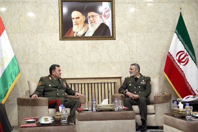  وزیر دفاع تاجیکستان با فرمانده کل ارتش ایران دیدار کرد