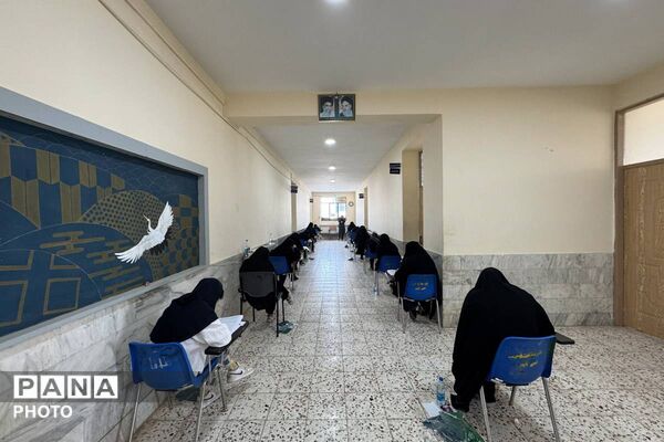 رقابت داوطلبان کنکور در حوزه های امتحانی سالن نشاط و مدرسه شریعتی