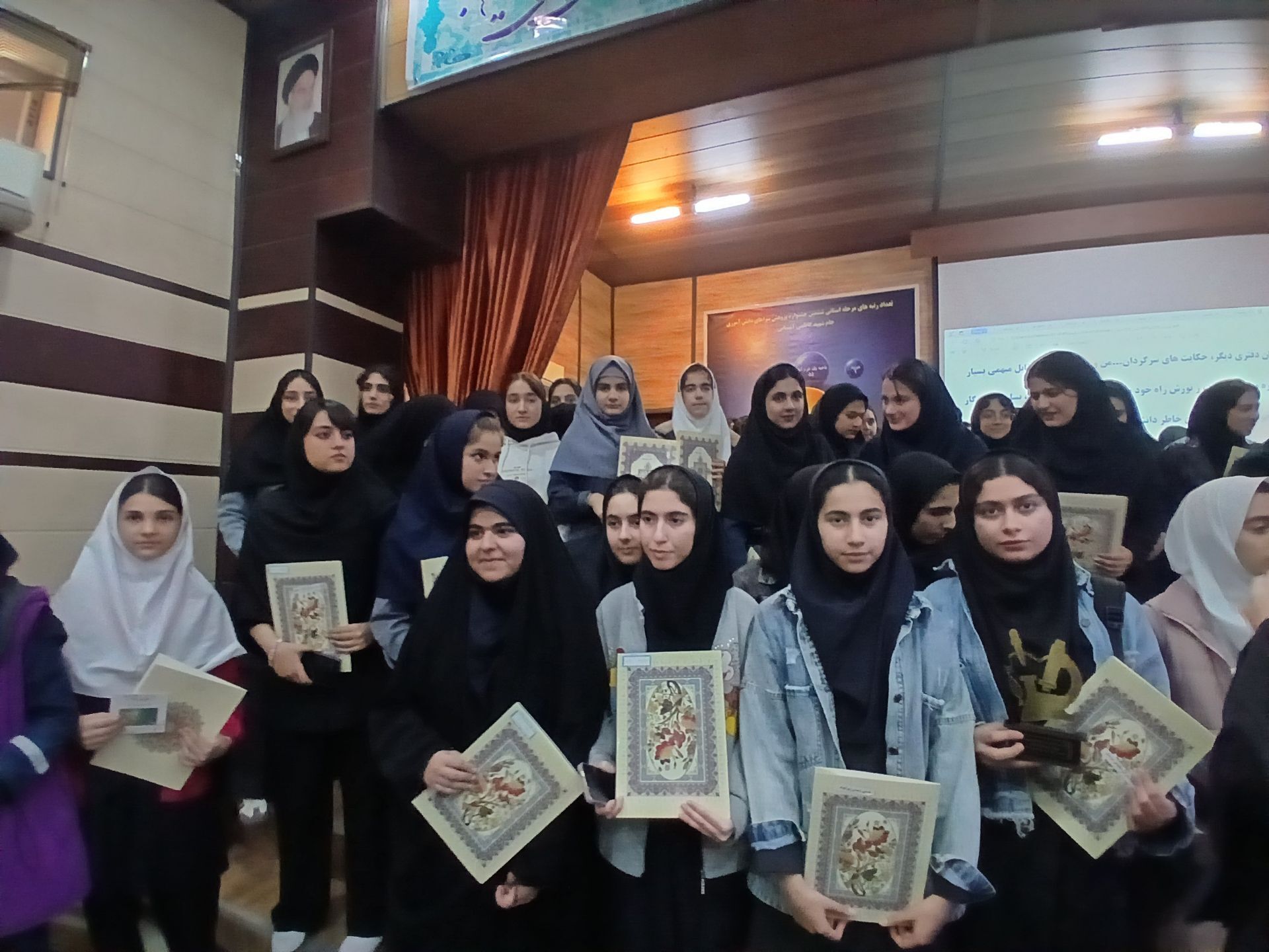 پژوهشگران جوان خرم‌آباد در آیین تجلیل جشنواره پژوهش‌سراها خوش درخشیدند